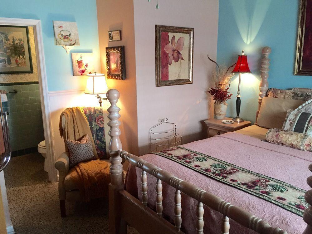 Shamrock Cove Motel