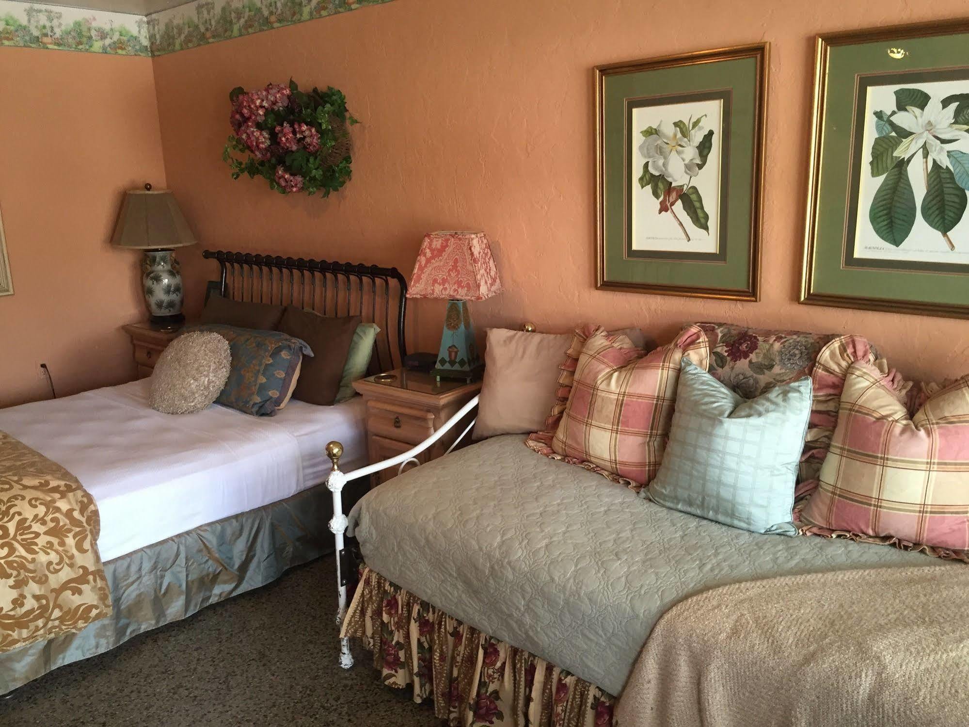 Shamrock Cove Motel 4*